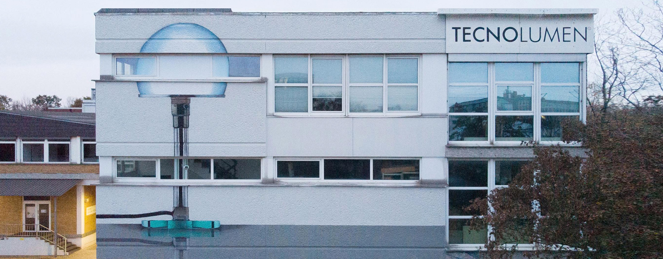 Graffiti Werbung: Fassadenarbeit für Tecno Lumen mit Wagenfeldleuchte als Motiv.