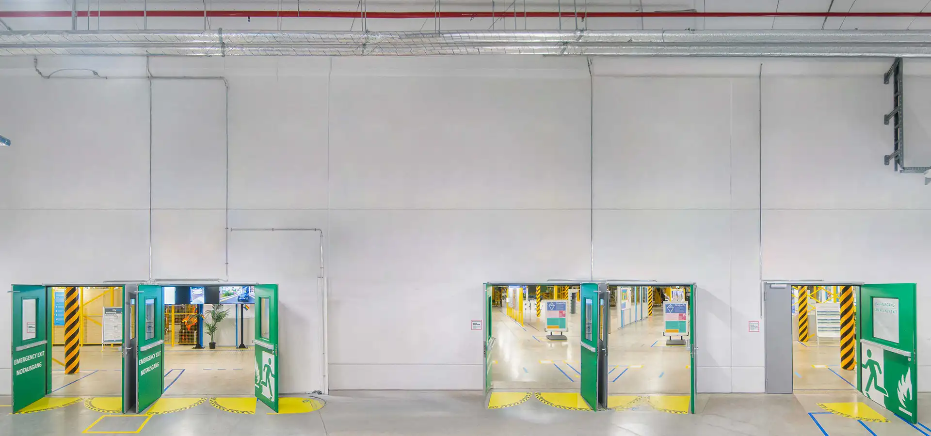 Leere, weiße Wand im Amazon Logistikzentrum vor der künstlerischen Gestaltung.